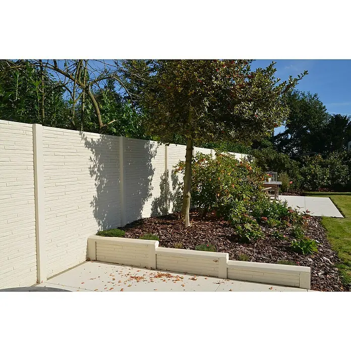 Beckers Betonzaun Zaunelement Klassik Toscana Motiv - 184 x 26 cm, Beton, Betongrau - Eine moderne weiße Gartenmauer mit Pflanzkästen und einem kleinen Baum, der Schatten wirft. Der Zaun bietet Privatsphäre und Struktur im Garten.
