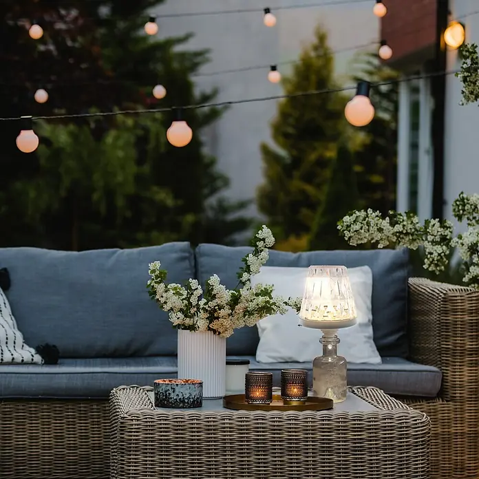 REV LED-Flaschenleuchte Lamprusco Cristal - 2 W, Weiß, Warmweiß - Ein gemütliches Outdoor-Ambiente mit einer dekorativen Tischleuchte, die warmes Licht spendet. Perfekt für entspannte Sommerabende.