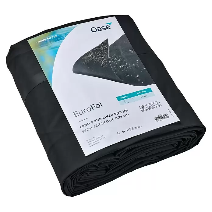 Oase Teichfolie EuroFol - Stärke: 0,75 mm, B x L: 6 x 6 m, EPDM - Gefaltete schwarze Oase EuroFol EPDM Teichfolie, 0,75mm dick, 6x6m, mit Produktetikett.
