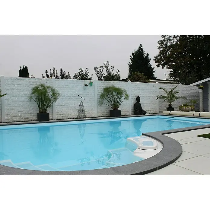 Beckers Betonzaun Zaunelement Standard Romania Motiv - 200 x 38,5 cm, Beton, Betongrau - Nahaufnahme eines erfrischenden Pools umgeben von einer dekorativen Steinmauer, üppigen Pflanzen und einer Buddha-Statue, die eine ruhige Atmosphäre schafft.