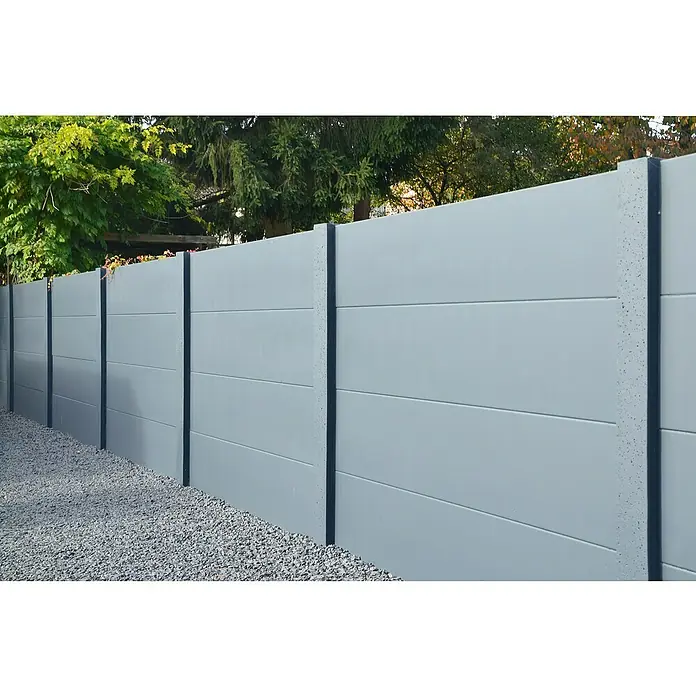 Beckers Betonzaun Zaunelement Standard glatte Platte - 200 x 38,5 cm, Beton, Betongrau - Grauer Betonsichtschutzzaun mit schwarzen Akzenten und Kiesboden, ideal für moderne Gärten.