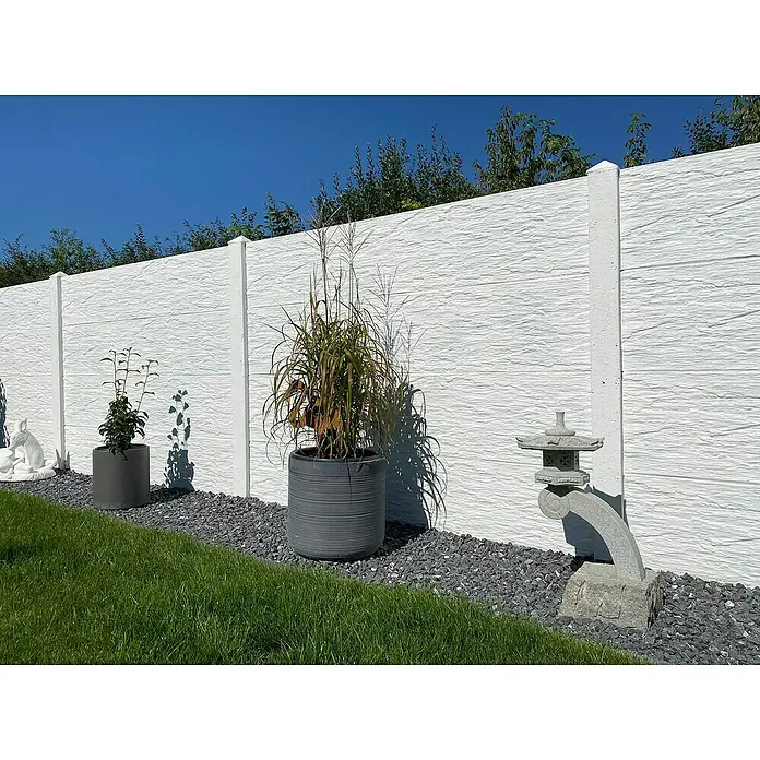 Beckers Betonzaun Zaunelement Standard Nevada Motiv - 200 x 38,5 cm, Beton, Betongrau - Gartenzaun aus Beton in Weiß mit dekorativen Elementen wie Pflanzenkübeln und einer Steinlaterne.