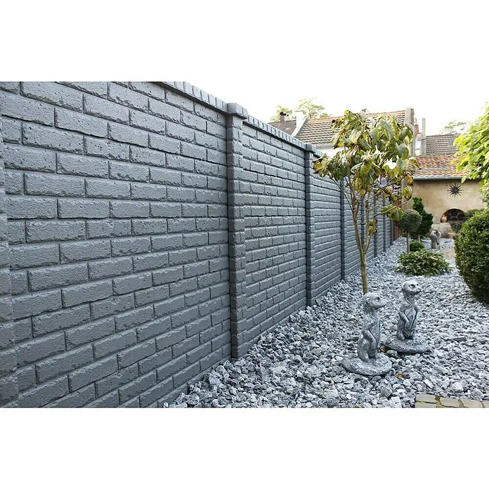 Beckers Betonzaun Zaunelement Mediterran Klassik-Stein - 144 x 30 cm, Beton, Betongrau - Eine graue, moderne Gartenmauer aus Ziegelsteinen mit eleganten Säulen, die eine stilvolle und langlebige Begrenzung bietet.
