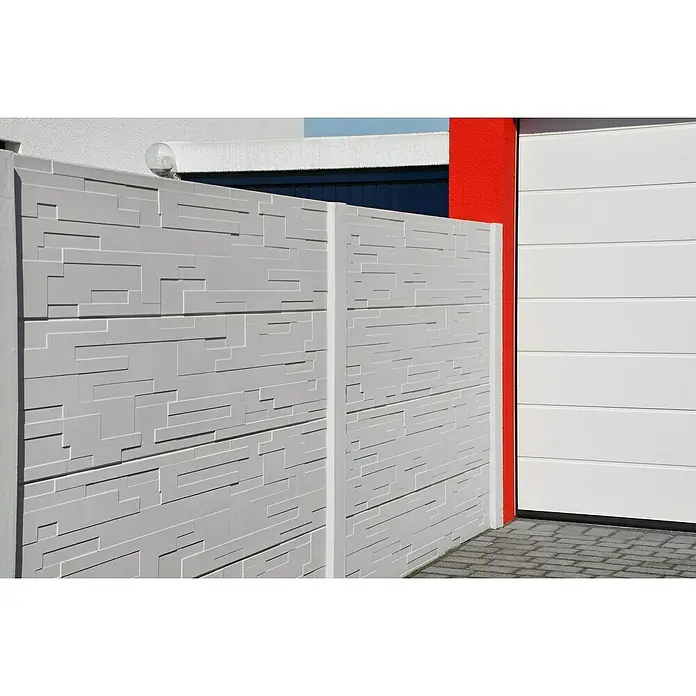 Beckers Betonzaun Zaunelement Standard Tetris Motiv - 200 x 38,5 cm, Beton, Betongrau - Moderne graue Betonzaunelemente mit einem dekorativen Steinmuster und einer weißen Garagentor im Hintergrund.
