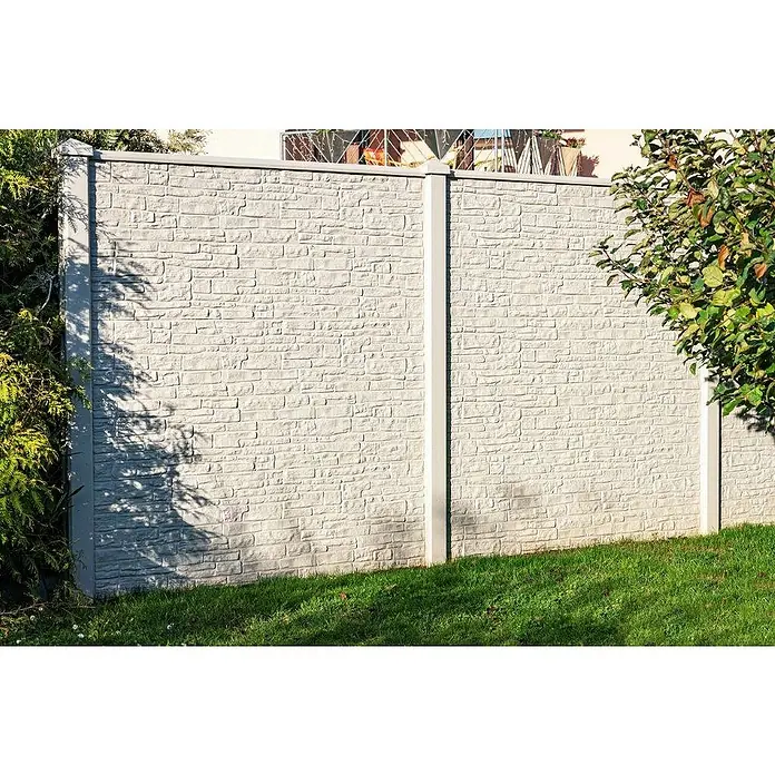 Beckers Betonzaun Zaunelement Klassik Montana Motiv - 184 x 26 cm, Beton, Betongrau - Graue, strukturierte Lärmschutzwand aus Beton mit grauen Pfosten und Rasenfläche davor. Bietet Schutz und Privatsphäre im Garten.