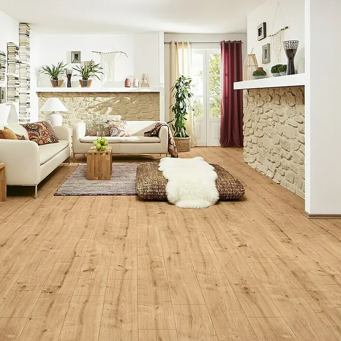 LOGOCLIC Laminatmuster Vinto Eiche Milford - 296 x 195 x 1 mm, Landhausdiele - Einladendes Wohnzimmer mit hellem Holzboden, weißen Sofas und dekorativen Elementen, die eine gemütliche Atmosphäre schaffen.