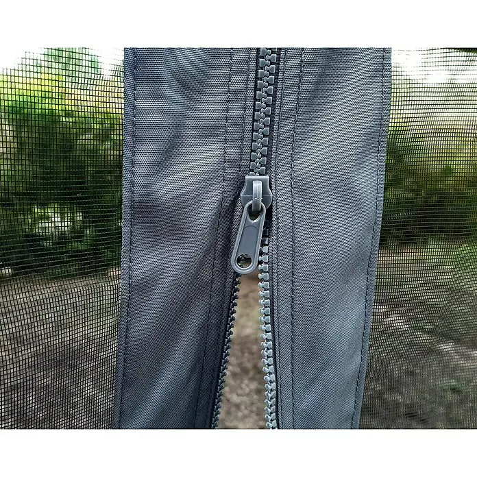 Palram – Canopia Cortina mosquitera para cenador Dallas - An x Al: 430 x 360 cm, Gris - Primer plano de una mosquitera gris con cierre de cremallera. Ideal para protección contra insectos al aire libre.