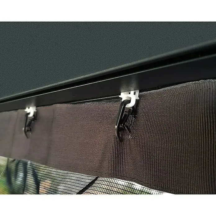 Palram – Canopia Cortina mosquitera para cenador Dallas - An x Al: 600 x 360 cm, Gris - Primer plano de una cortina con ganchos para la fijación a un carril, ideal para la decoración de ventanas y la privacidad en espacios interiores.