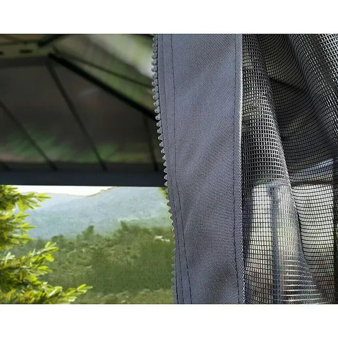 Palram – Canopia Cortina mosquitera para cenador Dallas - An x Al: 430 x 360 cm, Gris - Primer plano de un mosquitero en una glorieta, que brinda protección contra los insectos al tiempo que permite una vista del exterior.