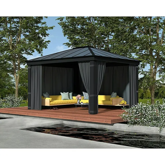 Palram – Canopia Pared lateral de pérgola Dallas - An x Al: 430 x 212 cm, Específico para: Cenador Dallas, Gris - Elegante cenador con estructura negra, cortinas y sofás amarillos en una plataforma de madera junto a una tranquila fuente de agua.