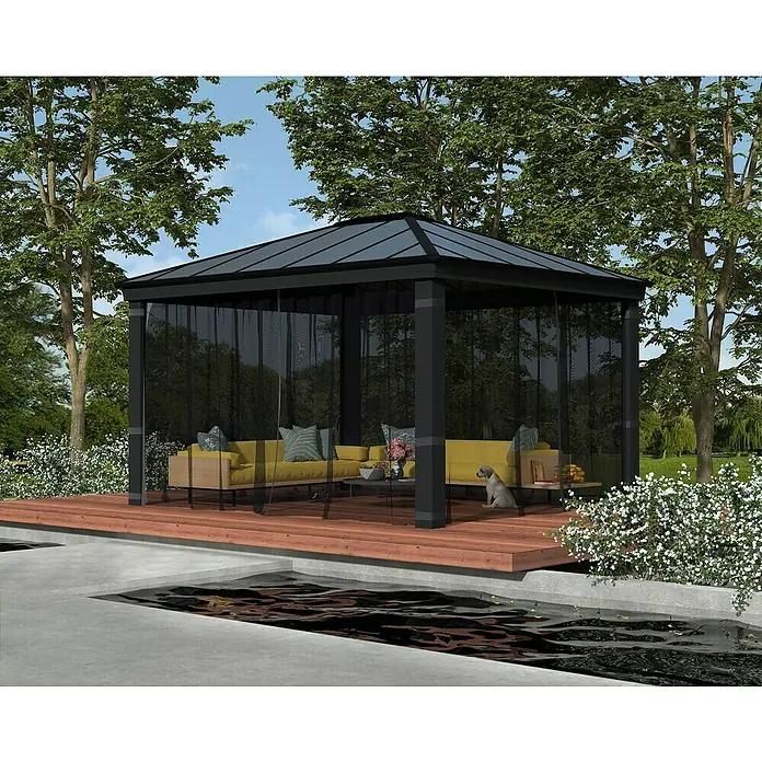 Palram – Canopia Cortina mosquitera para cenador Dallas - An x Al: 430 x 360 cm, Gris - Imagen de una glorieta de jardín negra con mosquiteras en una terraza de madera junto a un pequeño estanque.