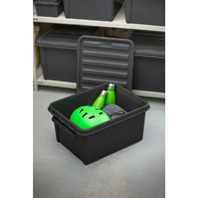 SmartStore Aufbewahrungsbox - L x B x H: 50 x 39 x 26 cm, Kunststoff, Taupe - Nahaufnahme eines schwarzen Aufbewahrungsbehälters mit einem grünen Helm und grünen Trinkflaschen darin. Der Deckel ist hinter der Box positioniert.