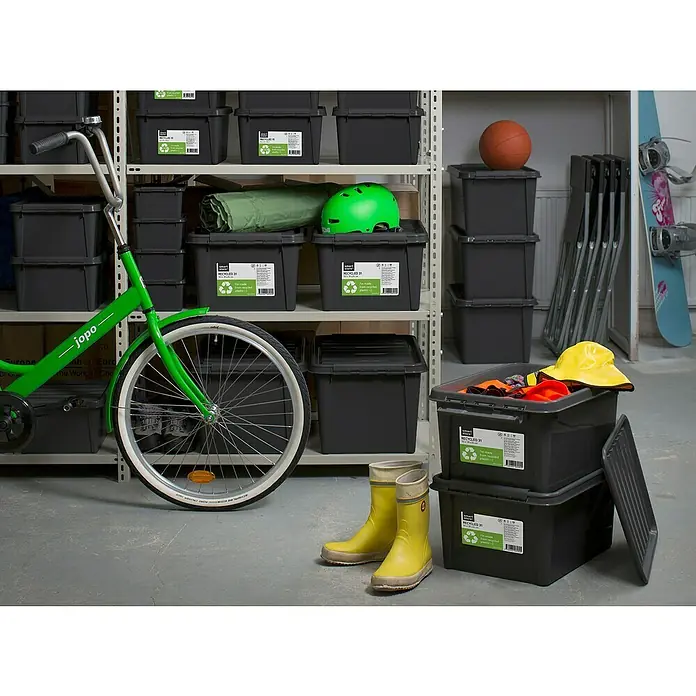 SmartStore Aufbewahrungsbox - L x B x H: 50 x 39 x 26 cm, Kunststoff, Taupe - Auf dem Bild sind dunkelgraue "Recycled 31" Aufbewahrungsboxen aus Kunststoff zu sehen, die auf einem Regal stehen und Gegenstände enthalten.