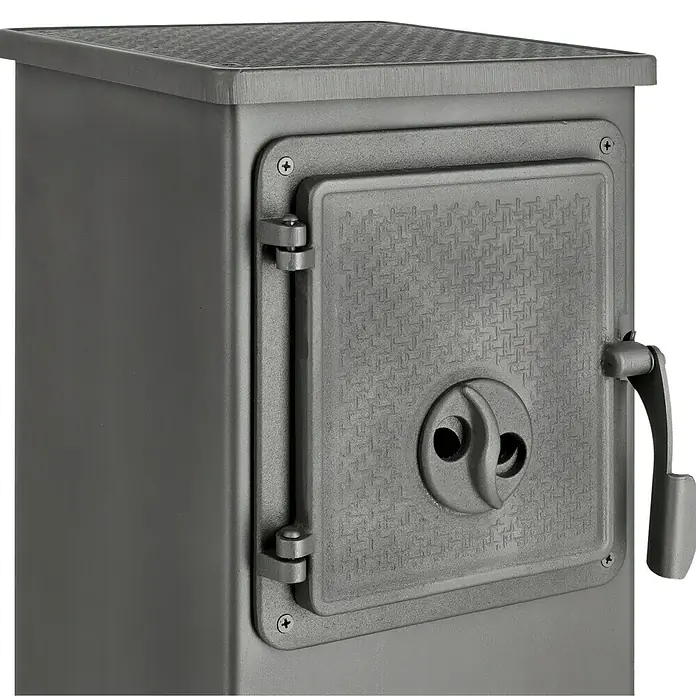 Werkstattofen Thalia - 5,3 kW, Raumheizvermögen: 160 m³, Schwarz - Nahaufnahme eines gusseisernen Holzofens mit detaillierter Tür und Griff, der traditionelle Wärme und Design vereint.
