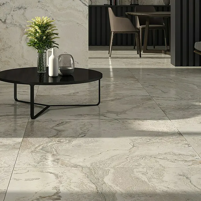 Feinsteinzeugfliese Phantasia - 120 x 120 cm, Beige, Matt - Großformatige Fliesen in Marmoroptik verleihen dem Raum Eleganz. Die Bodenfliesen mit feiner Maserung schaffen eine luxuriöse und moderne Atmosphäre.
