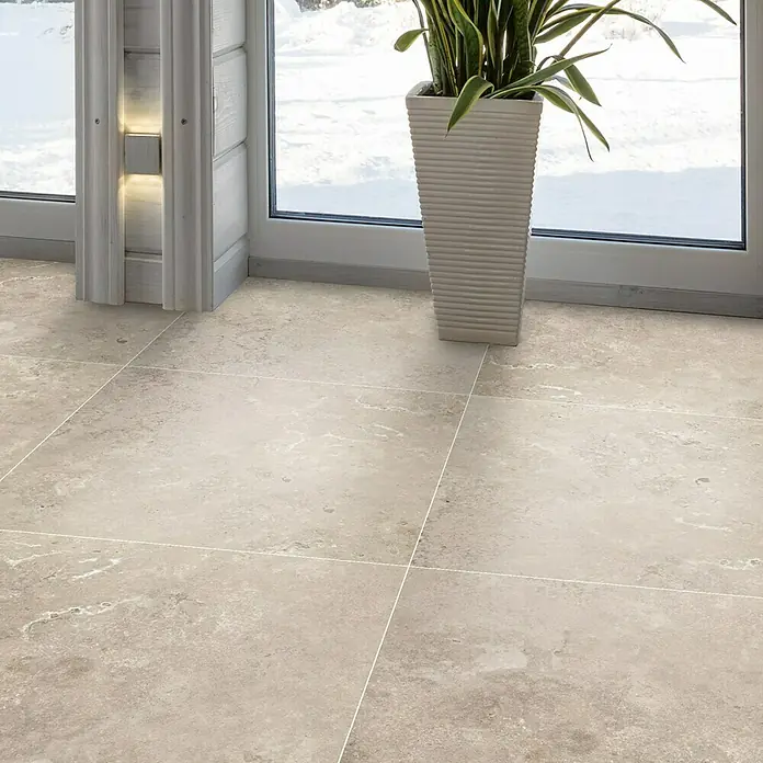 Feinsteinzeugfliese Tivoli Stone - 59,7 x 59,7 cm, Stärke: 7 mm, Shell, Matt - Nahaufnahme eines Bodenbelags mit hellen Steinzeugfliesen, die ein modernes und sauberes Ambiente schaffen. Eine Zimmerpflanze und natürliches Licht ergänzen die Optik.