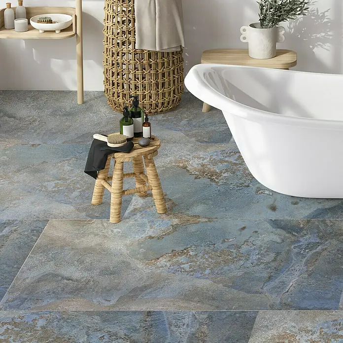 Feinsteinzeugfliese Tivoli Stone60 x 119,5 cm, Blau, Glänzend - Nahaufnahme von blauen und grauen Bodenfliesen mit Marmormuster in einem Badezimmer für ein elegantes und modernes Design.