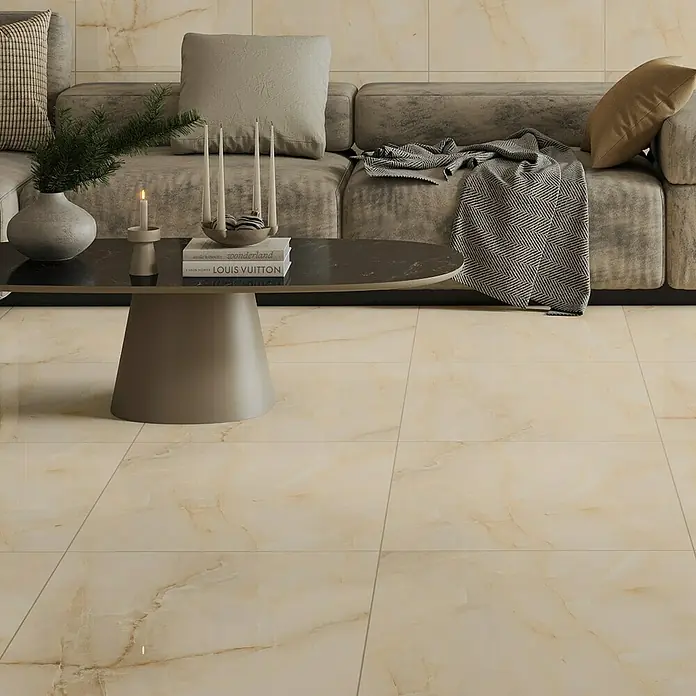 Feinsteinzeugfliese Royal Onyx - 60 x 60 cm, Creme, Glänzend - Nahaufnahme von beigen Bodenfliesen mit Marmoroptik, die eine elegante und natürliche Ästhetik in einem modernen Wohnraum erzeugen.
