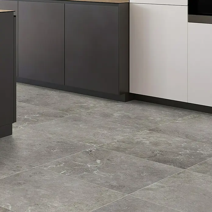 Feinsteinzeugfliese Tivoli Stone - 29,7 x 59,7 cm, Stärke: 7 mm, Smoke, Matt - Blick auf einen eleganten Küchenboden mit grauen Fliesen, die eine moderne und zeitlose Ästhetik verleihen. Die Bodenfliesen harmonieren mit den Küchenmöbeln.