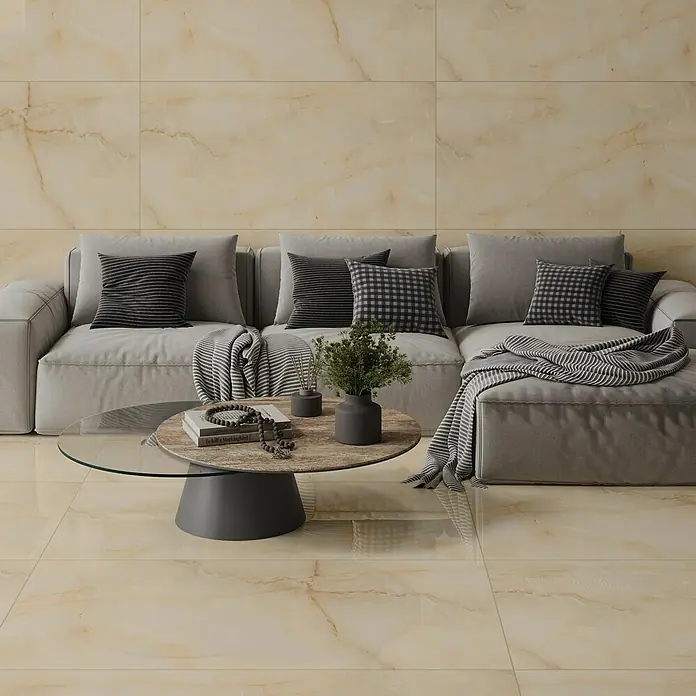Feinsteinzeugfliese Royal Onyx - 60 x 120 cm, Creme, Glänzend - Elegante Innenraumaufnahme mit beigem Bodenbelag, einer Couch mit Kissen und einem Couchtisch mit Deko.