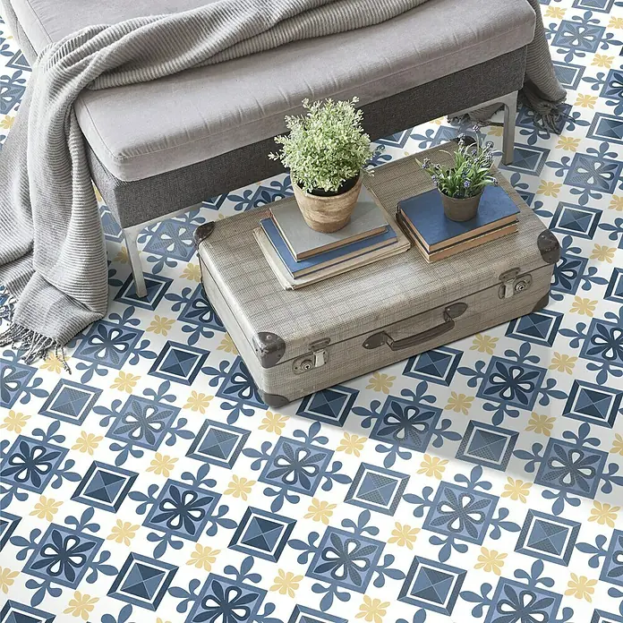 Feinsteinzeugfliese Cordoba Alcazar - 24,8 x 24,8 cm, Bunt, Matt - Nahaufnahme eines Raumes mit einem dekorativen Vinylbodenbelag im Vintage-Stil.