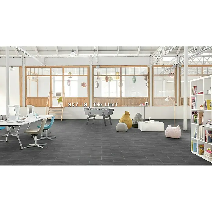 Tarkett Suelo de PVC a metros Matrix Melbourne - Efecto de baldosa, Negro, Ancho: 3 m - Un moderno entorno de oficina que muestra un suelo de madera gris, que combina a la perfección el espacio de trabajo con una zona de estar relajante. El formato de las baldosas grises es moderno.