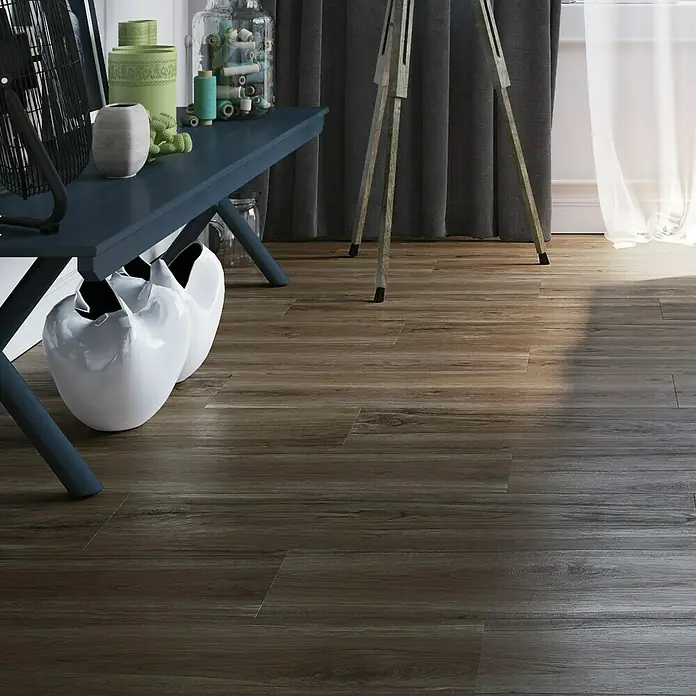 Feinsteinzeugfliese Natura - 22,5 x 90,2 cm, Brown, Matt - Detailaufnahme des hochwertigen Laminatbodens in Holzoptik, der Wärme und Eleganz in den Raum bringt.
