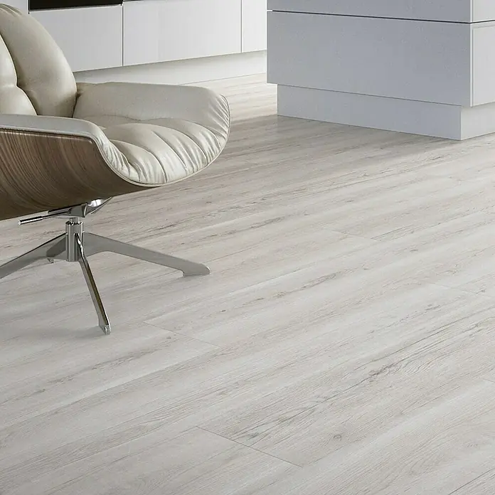 Feinsteinzeugfliese Natura - 22,5 x 90,2 cm, White, Matt - Blick auf einen eleganten, cremefarbenen Sessel mit Holzrahmen auf einem hellen Holzboden in einem modernen Raum.