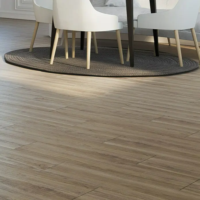 Feinsteinzeugfliese Natura - 22,5 x 90,2 cm, Cream, Matt - Einrichtungsszene mit hellen Holzfußbodenfliesen, einem runden Teppich und modernen Stühlen um einen Tisch. Perfekt für Wohnraumdesign-Inspirationen.