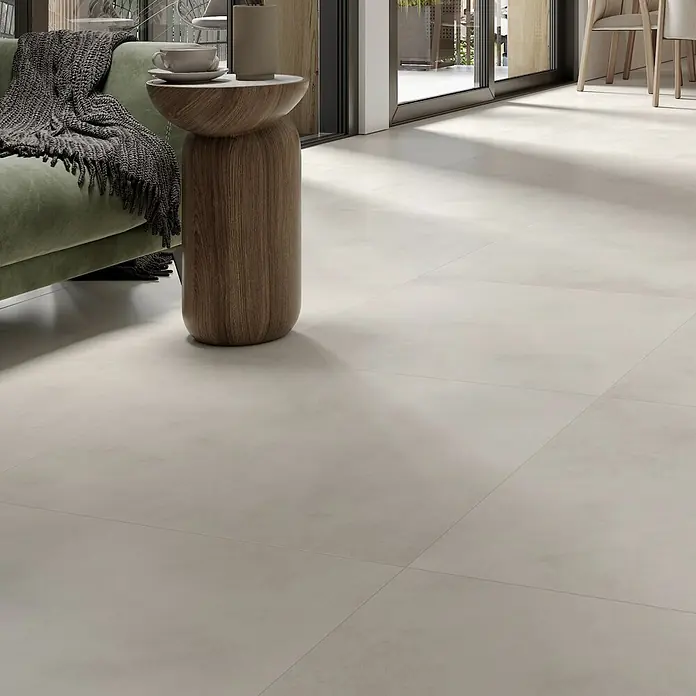 Feinsteinzeugfliese Dimension - 79,7 x 79,7 cm, Beige, Matt - Detailaufnahme einer hellen Bodenfliese. Die Fliese ist quadratisch und hat eine leicht strukturierte Oberfläche, die ein modernes Ambiente schafft.