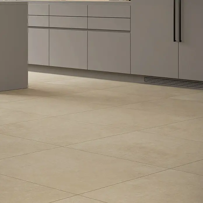 Feinsteinzeugfliese Giant - 79,7 x 79,7 cm, Beige, Matt - Ein helles, modernes Kücheninterieur mit neutralen Schränken und einem Boden aus quadratischen, beigen Fliesen.