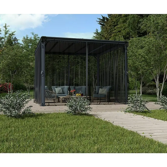 Palram – Canopia Cortina mosquitera para cenador Palermo - An x Al: 360 x 217 cm - Un elegante salón al aire libre con una glorieta, completa con cortinas elegantes y asientos cómodos para relajarse.