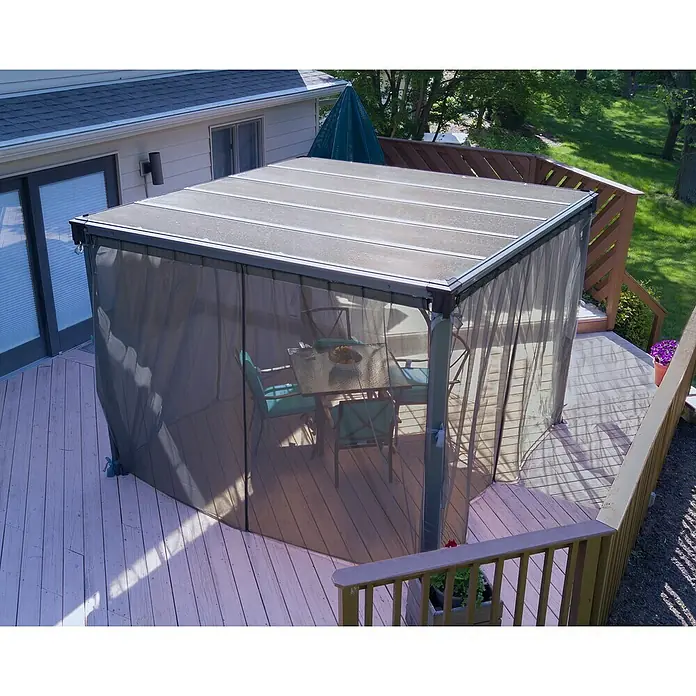 Palram – Canopia Cortina mosquitera para cenador Palermo - An x Al: 360 x 217 cm - Esta foto muestra un mirador con cortinas en un patio. El mirador ofrece un acogedor espacio exterior para relajarse.
