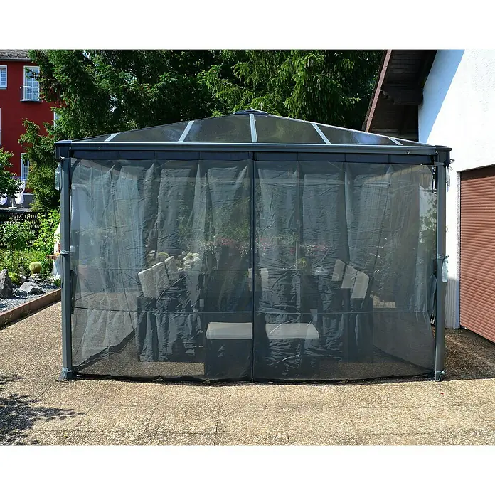 Palram – Canopia Cortina mosquitera para cenador Palermo - An x Al: 360 x 217 cm - La imagen muestra un gazebo con cortinas negras sobre una superficie pavimentada. El gazebo ofrece refugio exterior y privacidad.