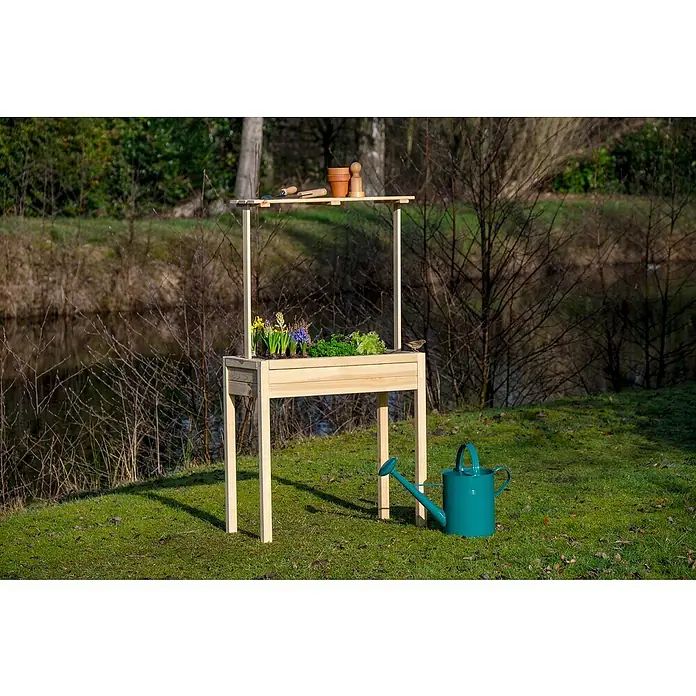 Dobar Hochbeet - 80 x 40 x 145 cm, Holz, Natur - Das Bild zeigt einen hölzernen Pflanztisch mit Ablage, bepflanzt mit Blumen und Salat, auf einer grünen Wiese im Freien. Eine blaue Gießkanne steht daneben.