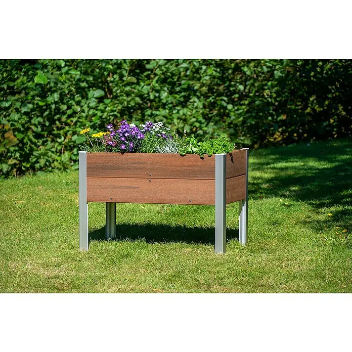 Dobar Hochbeet - 50 x 91 x 60 cm, Verbundwerkstoff, Teak - Aufnahme eines erhöhten Pflanzkastens mit Holzstruktur und Blumen auf einer Grünfläche, ideal für Garten und Terrasse.