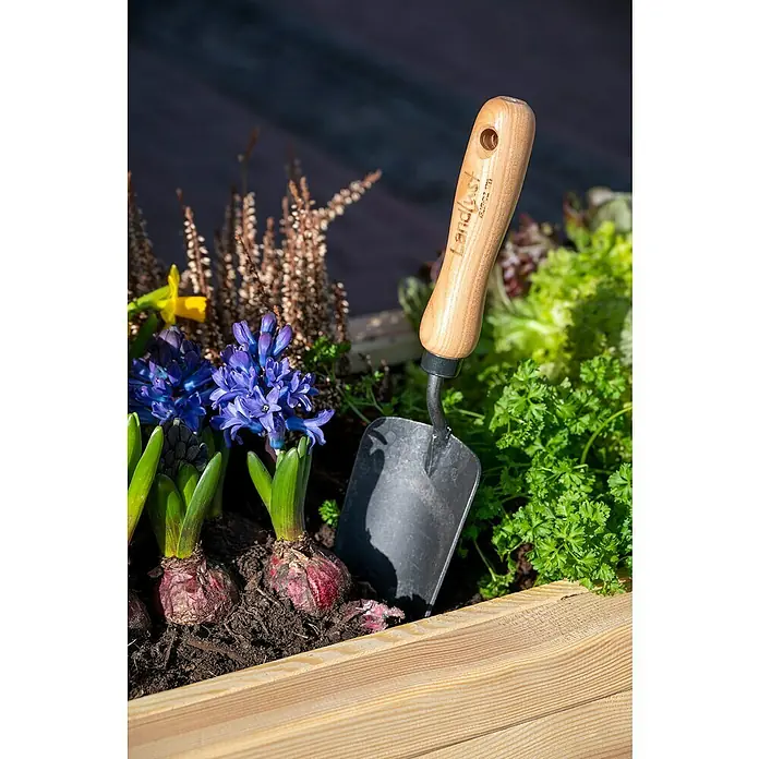 Dobar Hochbeet - 80 x 40 x 145 cm, Holz, Natur - Nahaufnahme eines Landlust-Gartenwerkzeugs mit Holzgriff und Metallschaufel in einem Blumenkasten.