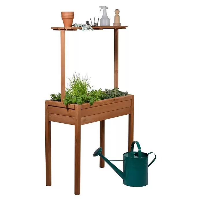 Dobar Hochbeet - 80 x 40 x 145 cm, Holz, Braun - Hölzernes Hochbeet mit Kräutern, einer Ablage mit Terrakottatöpfen, Gartengeräten, Sprühflasche und einer grünen Gießkanne.