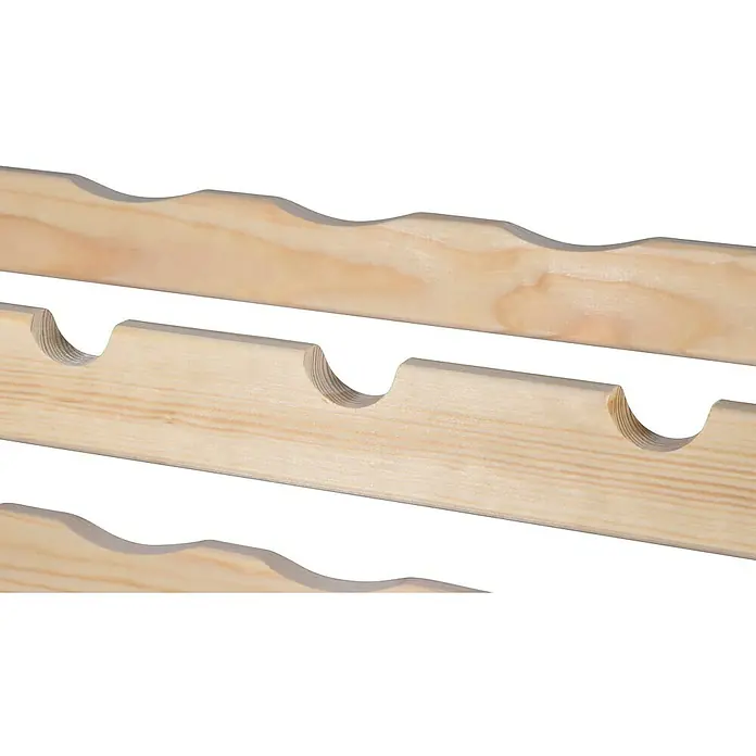 Dobar Weinregal - L x B x H: 72 x 25 x 117,5 cm, Anzahl Flaschen: 56 Stk., Natur - Nahaufnahme eines hellen Holzregals mit wellenförmigen Aussparungen, ideal für die stilvolle Weinlagerung.