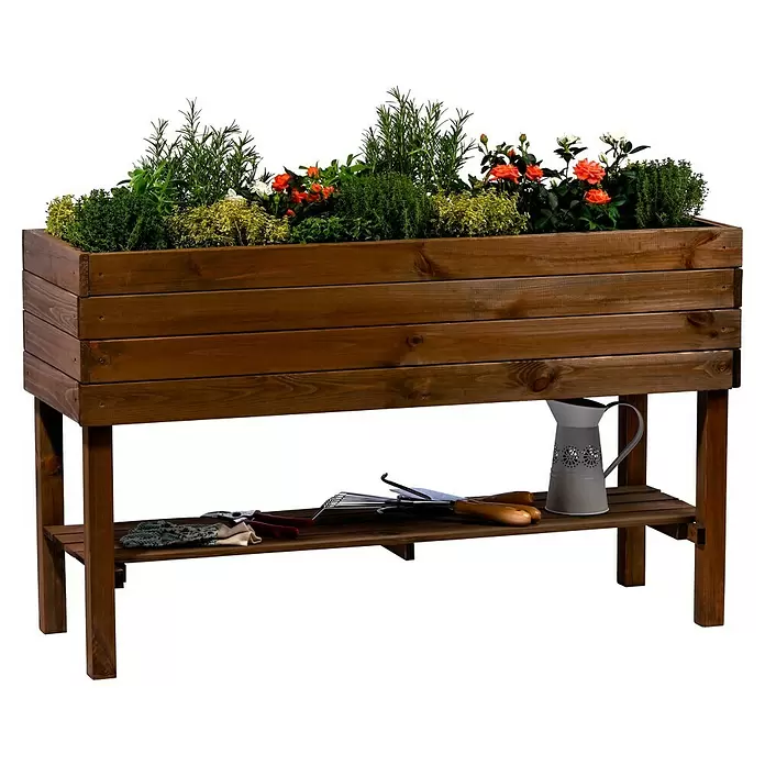 Dobar Hochbeet - 117 x 40 x 70,5 cm, Holz, Braun - Dunkelbraunes Holz-Hochbeet mit Kräutern und Blumen, unten mit Gartenwerkzeugen und Gießkanne.