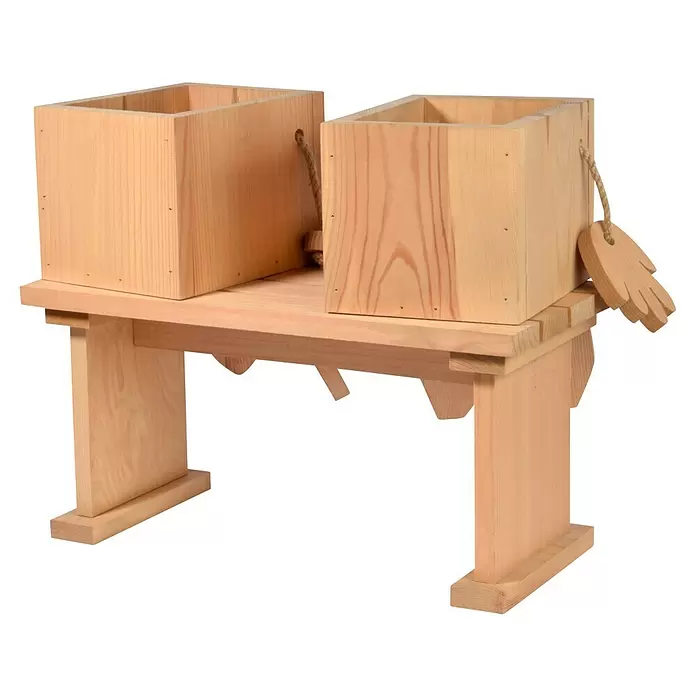 Dobar Pflanztopf Kräuterschwestern Laura & Lisa - Holz, Braun - Zwei helle Holzkästen auf einem passenden Holzständer. Ein Kasten hat einen Seilgriff und eine dekorative Holzhand.