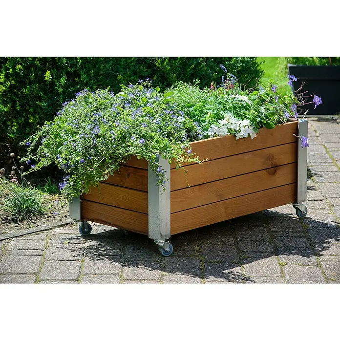 Dobar Hochbeet Rollfi - 78 x 52 x 40,5 cm, Holz, Braun - Hölzerner Pflanzkasten auf Rädern mit üppigen blauen und weißen Blüten, der einen Hauch von rustikalem Charme für den Außenbereich bietet.