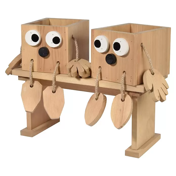 Dobar Pflanztopf Kräuterschwestern Laura & Lisa - Holz, Braun - Dekorativer Organizer aus hellem Holz: zwei eulenartige Figuren auf einer Bank mit Seilgliedern und gemalten Augen.