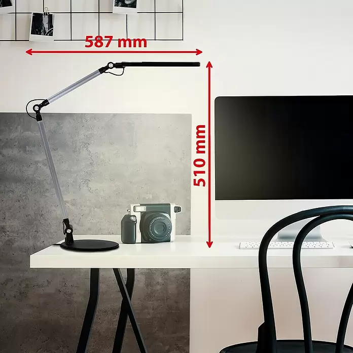 Brilo LED-Tischleuchte - Ø x H: 20 x 51 cm, Schwarz, Warmweiß - Silber-schwarze Gelenk-Schreibtischlampe auf einem Schreibtisch mit Monitor, 587 mm breit und 510 mm hoch.