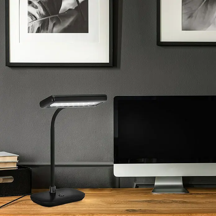 Briloner LED-Tischleuchte Daylight8 W, L x B x H: 23 x 12 x 44 cm, Schwarz, Tageslichtweiß - Nahaufnahme einer modernen schwarzen Schreibtischlampe auf einem Holztisch, ideal für Arbeitsbereiche.