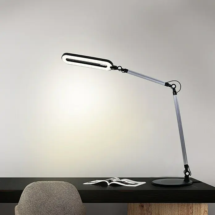Brilo LED-Tischleuchte - Ø x H: 20 x 51 cm, Schwarz, Warmweiß - Nahaufnahme einer modernen Schreibtischlampe mit verstellbarem Arm und LED-Beleuchtung auf einem Schreibtisch.