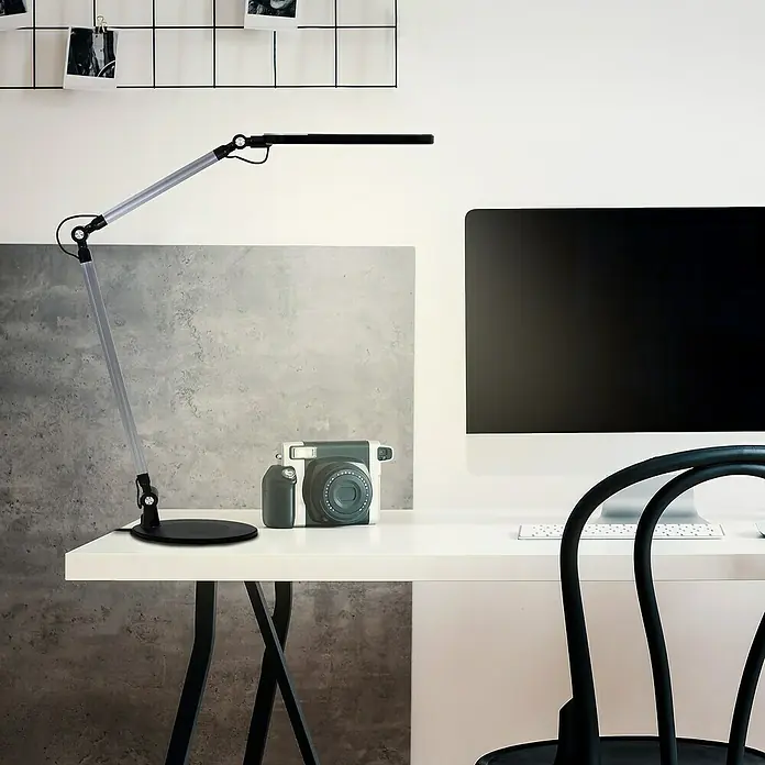 Brilo LED-Tischleuchte - Ø x H: 20 x 51 cm, Schwarz, Warmweiß - Schreibtisch mit einer modernen Schreibtischlampe, einem Computer und einer Kamera. Die Lampe sorgt für ideales Licht beim Arbeiten.
