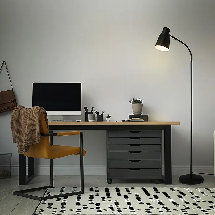 Brilo Stehleuchte - 10 W, Höhe: 128 cm, Schwarz, E27 - Schreibtisch mit Schubladenelement, Stuhl mit Überwurf und Stehlampe in einem modernen Arbeitszimmer.