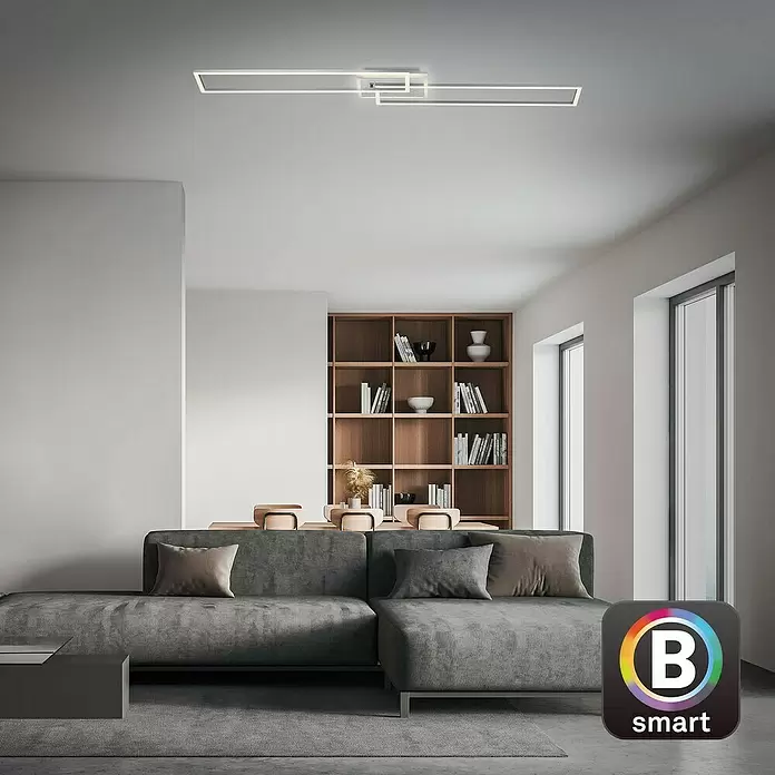 Brilo LED-Wand- & Deckenleuchte Frame S - 34 W, L x B x H: 110 x 24,8 x 7,8 cm, Aluminiumfarbig, Warmweiß - Moderne rechteckige LED-Deckenleuchte in Silber, im Wohnzimmer installiert. Mit B Smart Konnektivität.