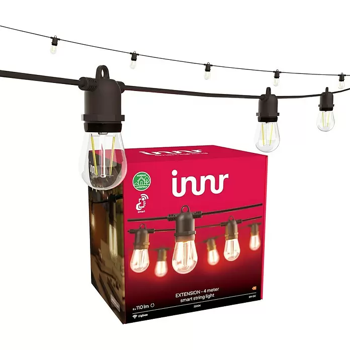Innr Lighting Smart-LED-Lichterkette Verlängerung - Außen, 4 m, Lichtfarbe: Warmweiß, Anzahl Leuchtmittel: 8 Stk. - Schwarze Innr Smart Lichterkette mit klaren LED-Birnen, neben ihrer roten Verpackungsbox.